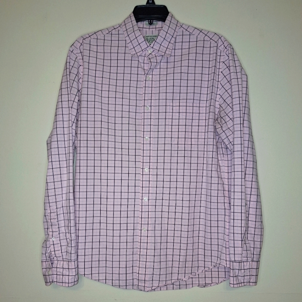 A J. Crew Classic long sleeve button-down shirt in a mens size medium